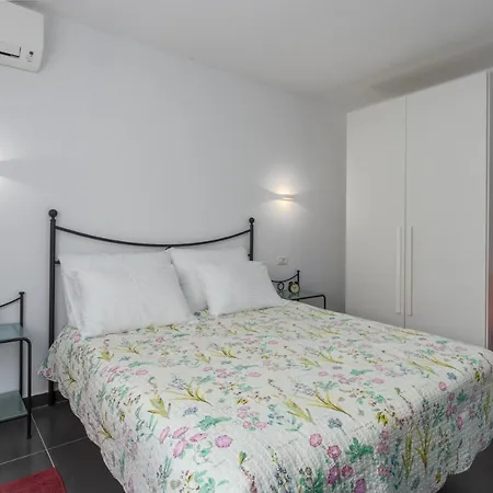 Apartman Intimes *